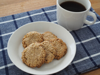 手作りのオートミールクッキーとホットコーヒー