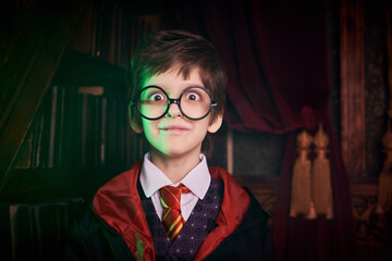 Naklejka premium Mystic Student Look