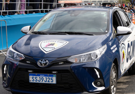 Dark blue and white Toyota patrol car, identified as Sorocaba Civil Guard, displays official emblems and a Brazilian license plate. 