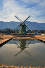 冬の青空に映える風車
