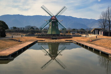 冬の青空に映える風車