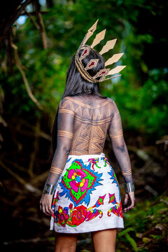 Mujer ember&aacute;, con su cuerpo todo pintado con la pintura tradicional de los ind&iacute;genas Ember&aacute; en Panam&aacute;, conocida como Jagua.