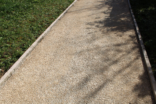 All&eacute;e chemin en b&eacute;ton d&eacute;sactiv&eacute; dans le jardin