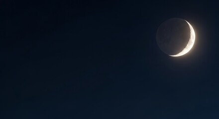 Obraz premium Crescent moon in the dark night sky.