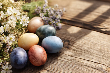 Obraz premium Easter Holiday Eggs with Rustic Wooden Background