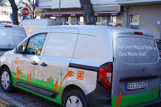Elektro-Nutzfahrzeug der BSR in Neuk&ouml;lln mit Zero-Waste-Werbung, Berlin, 05.03.2026