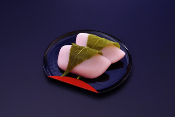 ２個の桜餅（黒背景）