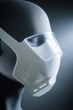 M&aacute;scara de alta tecnolog&iacute;a blanca en maniqu&iacute; oscuro, Mockup de m&aacute;scara moderna con espacio para texto, Innovaci&oacute;n en equipos de protecci&oacute;n personal del futuro