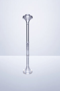 Candelabro de cristal alto sobre fondo claro, Elegante porta velas de lujo decoraci&oacute;n moderna, Fondo limpio de producto premium para publicidad