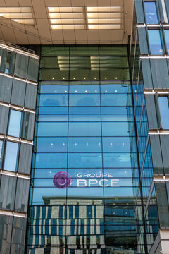 Paris, France - 5 mars 2026: Fa&ccedil;ade d'un immeuble du groupe bancaire fran&ccedil;ais BPCE, issu du regroupement de la Banque Populaire et de la Caisse d'Epargne