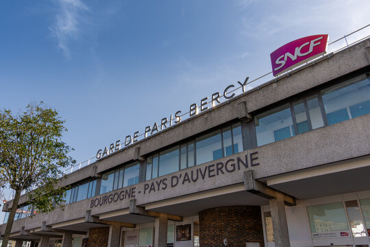 Paris, France - 5 mars 2026: Enseigne &agrave; l'entr&eacute;e de la gare de Paris-Bercy-Bourgogne-Pays d'Auvergne, &eacute;galement appel&eacute;e gare de Bercy, une des gares du r&eacute;seau ferroviaire de la SNCF &agrave; Paris	