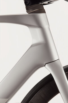 Cuadro de bicicleta moderno color gris con fondo blanco, Bicicleta de alta gama dise&ntilde;o minimalista en gris, Detalle de dise&ntilde;o y tecnolog&iacute;a en ciclismo avanzado, Mockup de bicicleta moderna con espacio