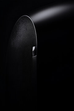 Detalle de superficie tecnol&oacute;gica negra con rejilla y control, Dise&ntilde;o elegante de tecnolog&iacute;a oscura sofisticada y moderna, Publicidad minimalista de equipo de sonido premium espacio para texto