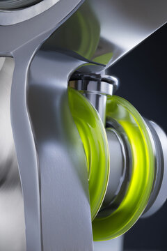 Detalle de m&aacute;quina met&aacute;lica pulida con fluido verde brillante, Tecnolog&iacute;a moderna de alta gama con un toque elegante, Art&iacute;culo sobre progreso cient&iacute;fico y sostenibilidad