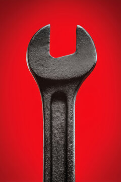 Llave fija de metal sobre fondo rojo vibrante, Publicidad de servicios de reparaci&oacute;n automotriz fondo llamativo, Consejos de bricolaje y mantenimiento en el hogar imagen