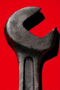 Llave inglesa de metal sobre fondo rojo vibrante, Herramienta industrial de alta gama y dise&ntilde;o robusto, Fondo de llave para anuncio de servicios de reparaci&oacute;n