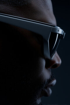 Perfil de hombre con gafas tecnol&oacute;gicas oscuras, Gafas de dise&ntilde;o premium con tecnolog&iacute;a avanzada, Anuncio de producto tecnol&oacute;gico con espacio para texto