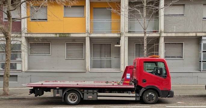 Gr&uacute;a con plataforma para veh&iacute;culos averiados en una calle de Madrid, Espa&ntilde;a, 11 de febrero de 2026