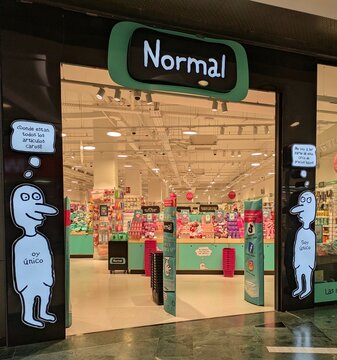 Fachada de tienda Normal con personajes de publicidad, en centro comercial Islazul de Madrid, Espa&ntilde;a, 12 de febrero de 2026