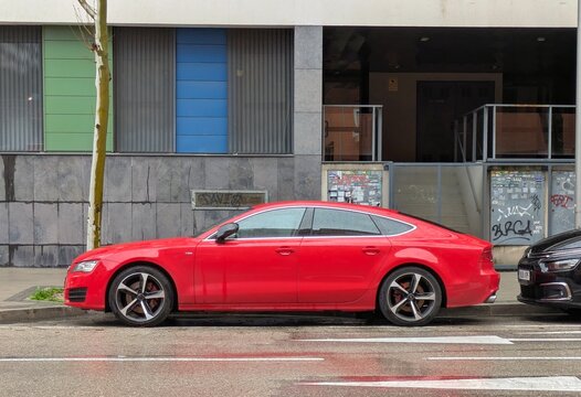 Vista lateral de un autom&oacute;vil Audi A7 Sportback aparcado en una calle de Madrid, Espa&ntilde;a, 13 de febrero de 2026