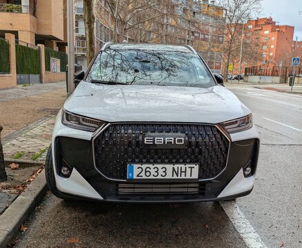 Vista frontal de un autom&oacute;vil Ebro s700 aparcado en una calle de Madrid, Espa&ntilde;a, 13 de febrero de 2026