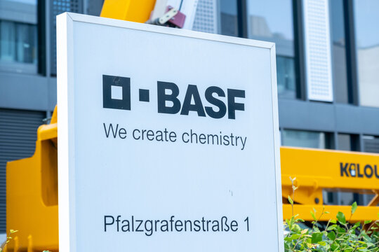 BASF SE Chemiekonzern, chemical storage tank, Badische Anilin- und Sodafabrik company, European industrial facility, large white silo, German manufacturer, Ludwigshafen, Germany
