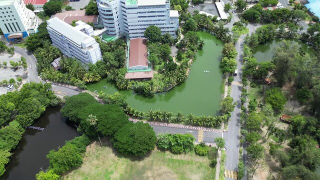 태국 촌부리 방센의 교육 중심지인 부라파 대학교,Burapha University 캠퍼스의 평온하고 현대적인 전경