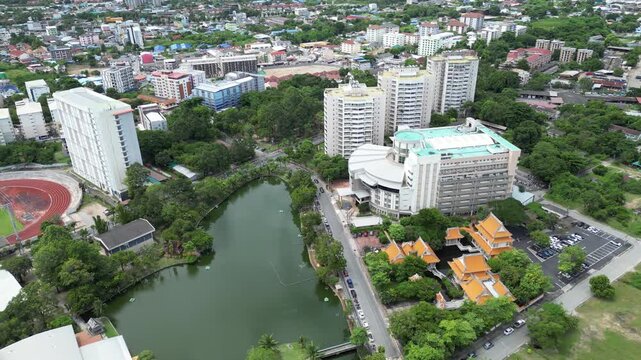 태국 촌부리 방센의 교육 중심지인 부라파 대학교,Burapha University 캠퍼스의 평온하고 현대적인 전경