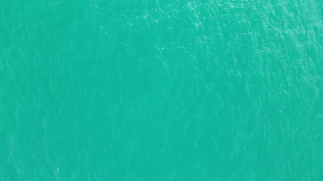 태국 사메산 인근 작은 섬의 투명한 에메랄드빛 바다와 산호초가 어우러진 이국적인 항공 전경
