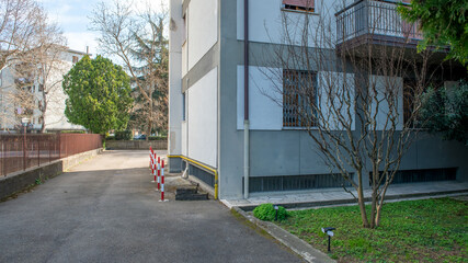 Naklejka premium Exterior view of an Italian palace with a lush garden and classical architecture