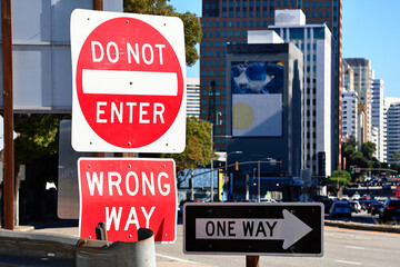 Do Not Enter &ndash; Wrong Way traffic sign