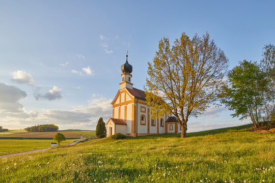 Niederaich Kirche in Pleiskirchen, Landkreis Alt&ouml;tting, Oberbayern, Inn-Salzach, Bayern, Deutschland. Kirche im sch&ouml;nen Licht auf einer Wiese.