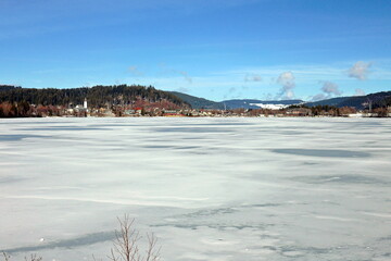 Der Titisee im Schwarzwald an einem sonnigen Wintertag