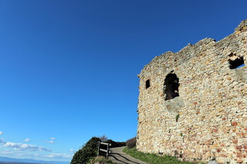 Historische Mauern der Burg Staufen