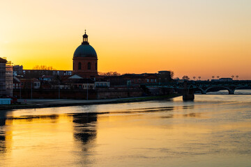 Obraz premium Sunset over Toulouse with the dome of La Grave and the Garonne River in the foreground, Occitanie, France