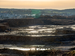 Viele Pfützen nach viel Regen im Steinbruch