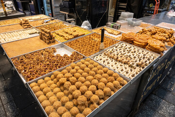 Obraz premium Middle Eastern dessert stall, selling baklava and kadaif, at the Mahane Yehuda street market in Jerusalem