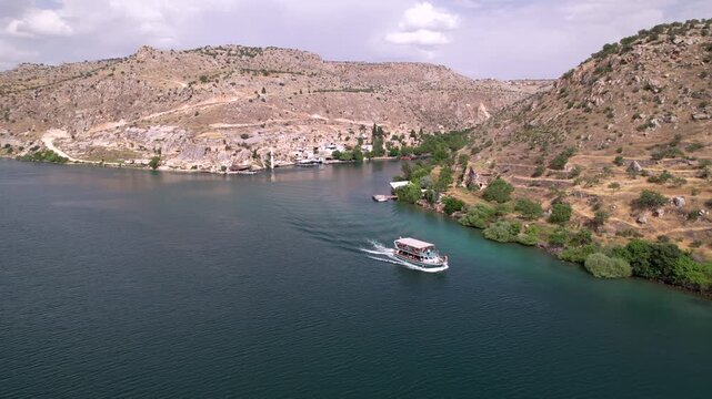 Experience a cinematic flight over the iconic half-submerged minaret of Savaşan Village in Halfeti. This footage highlights the haunting ruins and the turquoise depth of the Euphrates River.