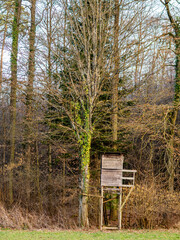 Hoch und J&auml;gersitz am Waldrand