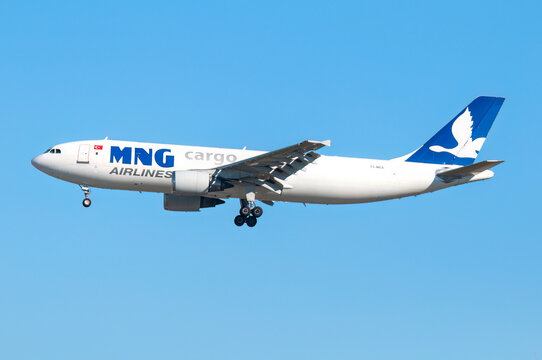 Avi&oacute;n de carga a&eacute;rea Airbus A300 de la aerol&iacute;nea MNG Airlines aterrizando en el aeropuerto de Madrid Barajas con matr&iacute;cula TC-MCE.