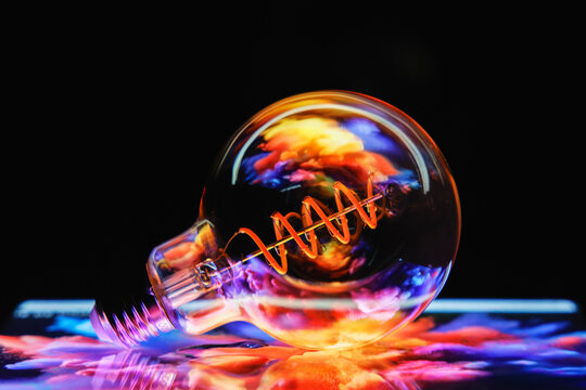 Une ampoule color&eacute;e par des reflets