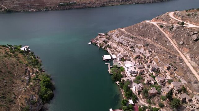 Experience a cinematic flight over the iconic half-submerged minaret of Savaşan Village in Halfeti. This footage highlights the haunting ruins and the turquoise depth of the Euphrates River.