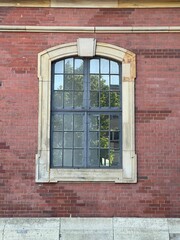 Obraz premium A window on a brick building