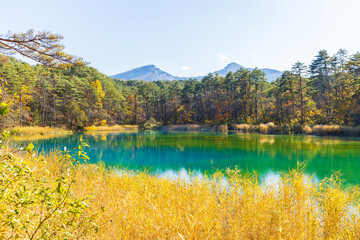 日本の風景・秋　福島県裏磐梯　紅葉の五色沼湖沼群　るり沼と磐梯山