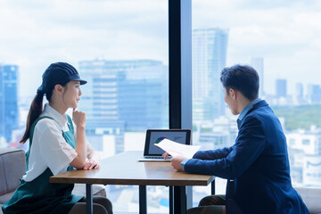 店長と面談をする飲食店のスタッフ