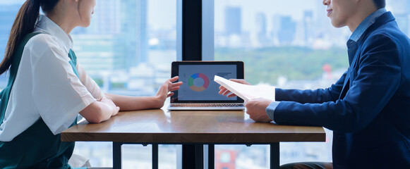 店長と面談をする飲食店のスタッフ