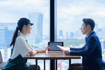 店長と面談をする飲食店のスタッフ