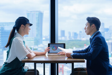 店長と面談をする飲食店のスタッフ