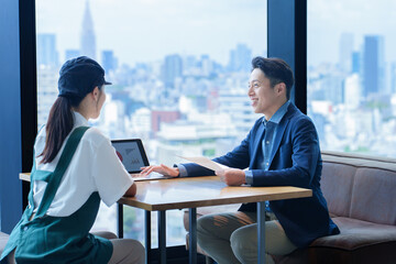 店長と面談をする飲食店のスタッフ