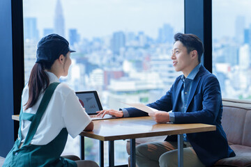 店長と面談をする飲食店のスタッフ